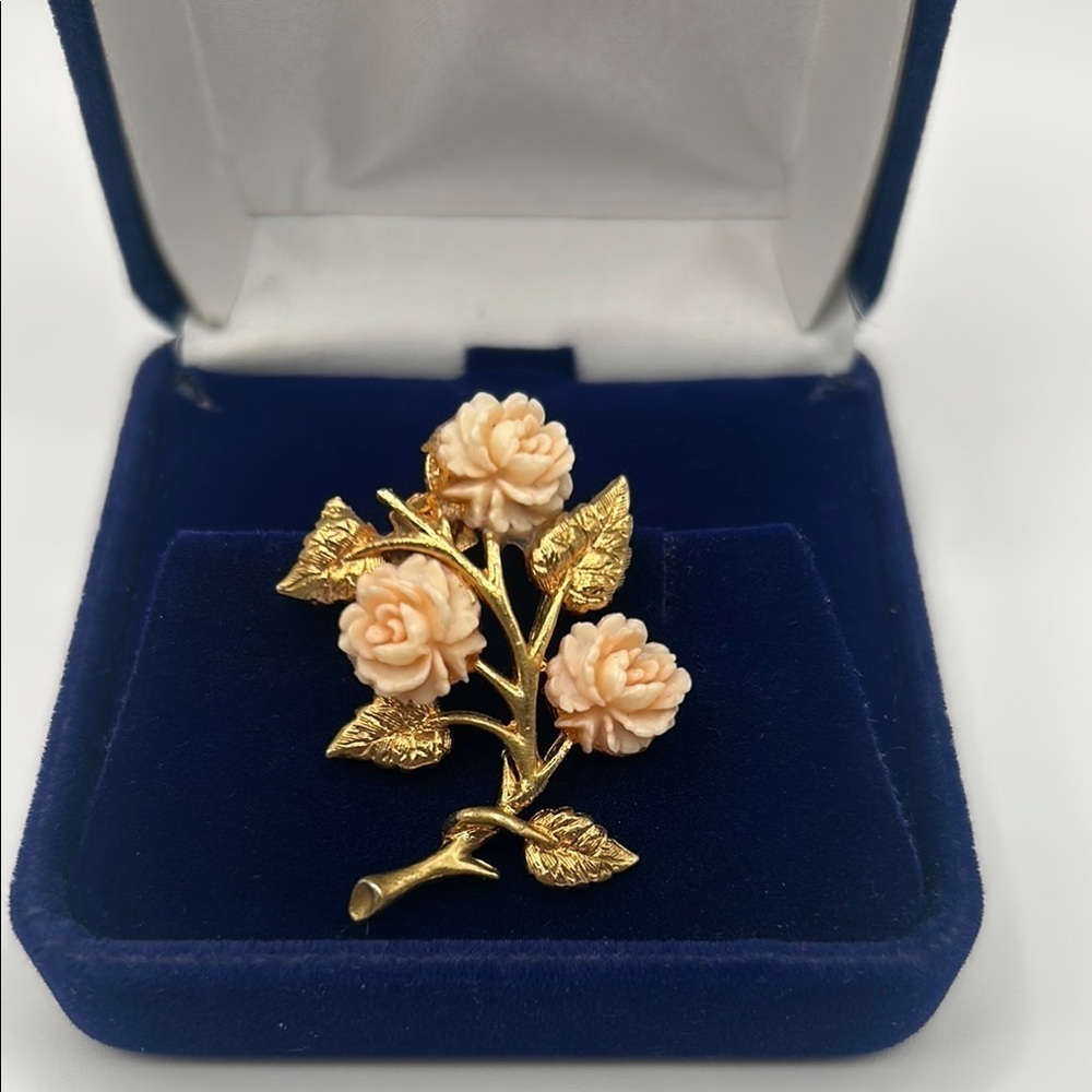 Elegant Gold and Peach Floral Brooch​​​​​​​
